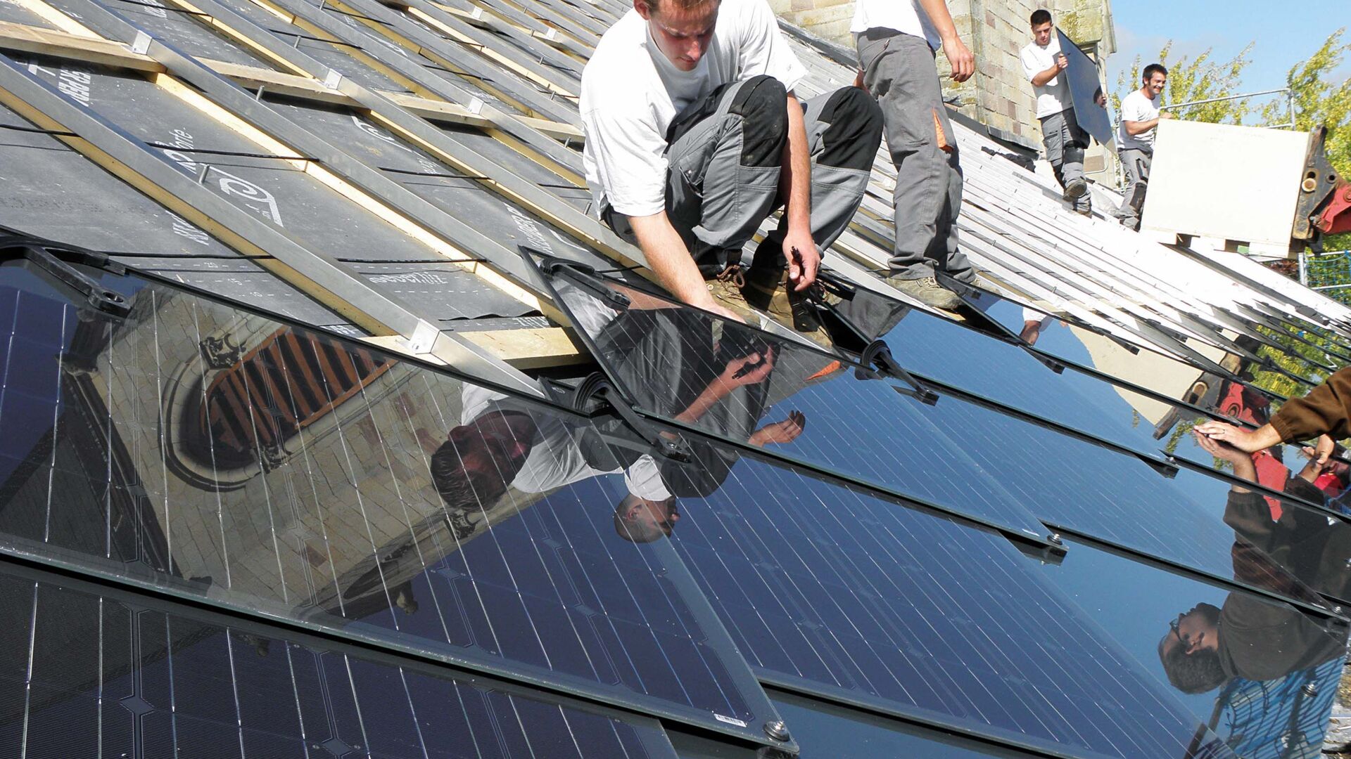 découvrez l'ardoise solaire, une solution innovante pour une énergie durable et respectueuse de l'environnement. alliez esthétique et performance en intégrant cette technologie écologique à votre habitat.