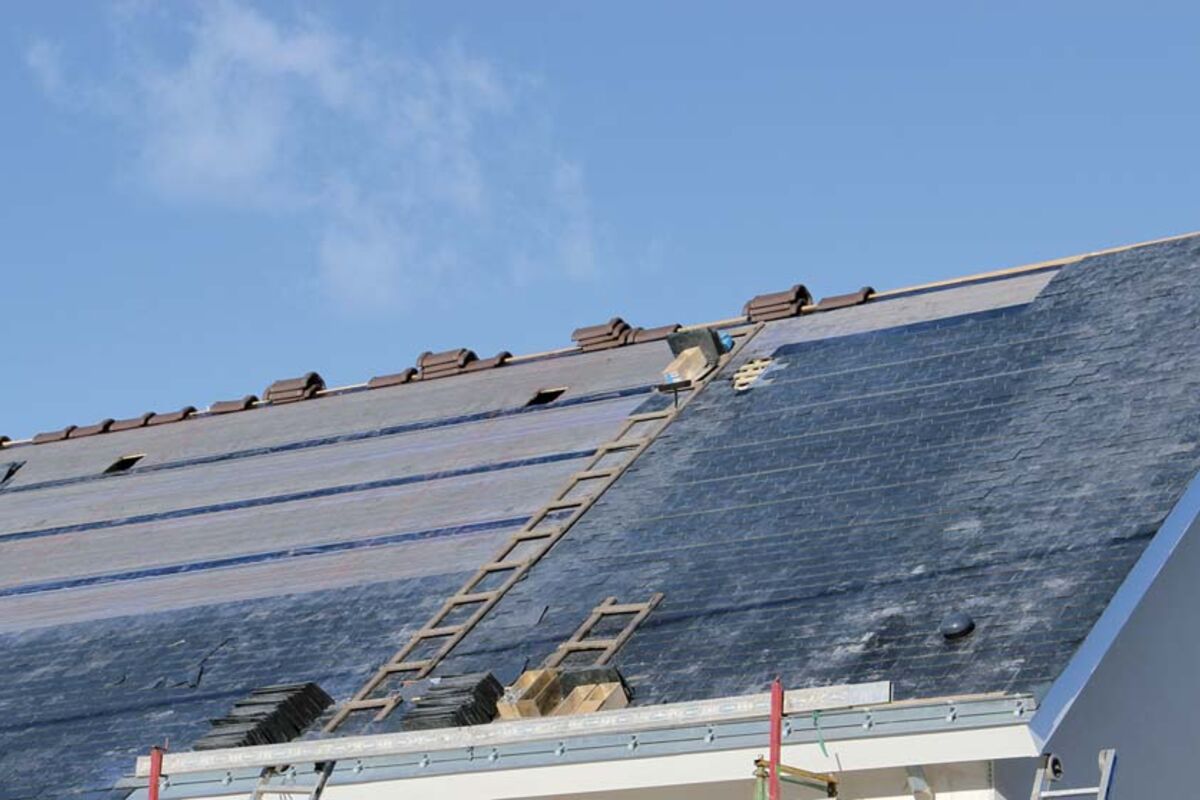 découvrez les ardoises solaires tesla, une solution innovante et esthétique pour produire de l'énergie renouvelable. alliez design moderne et performance énergétique tout en protégeant votre toit. informez-vous sur cette technologie révolutionnaire qui transforme votre maison en source d'énergie durable.