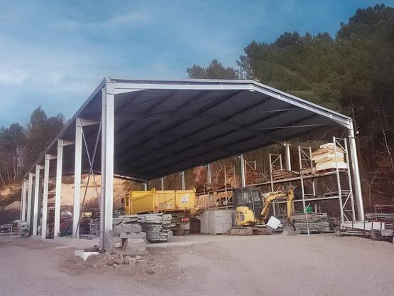 protégez votre hangar avec notre assurance dédiée. bénéficiez d'une couverture complète contre les dommages, le vol et les sinistres pour vos installations agricoles, aéronautiques ou de stockage. assurez-vous que vos biens sont en sécurité et en toute tranquillité.