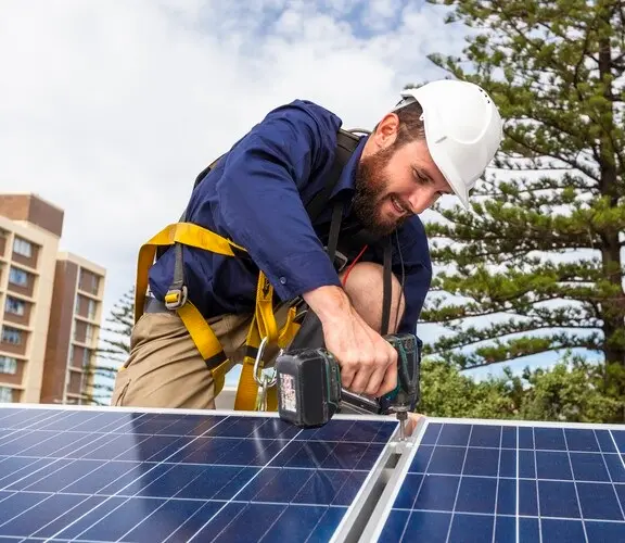 découvrez notre assurance panneaux photovoltaïques, une solution adaptée pour protéger votre installation solaire des aléas et garantir votre investissement. bénéficiez d'une couverture complète pour une tranquillité d'esprit maximale.
