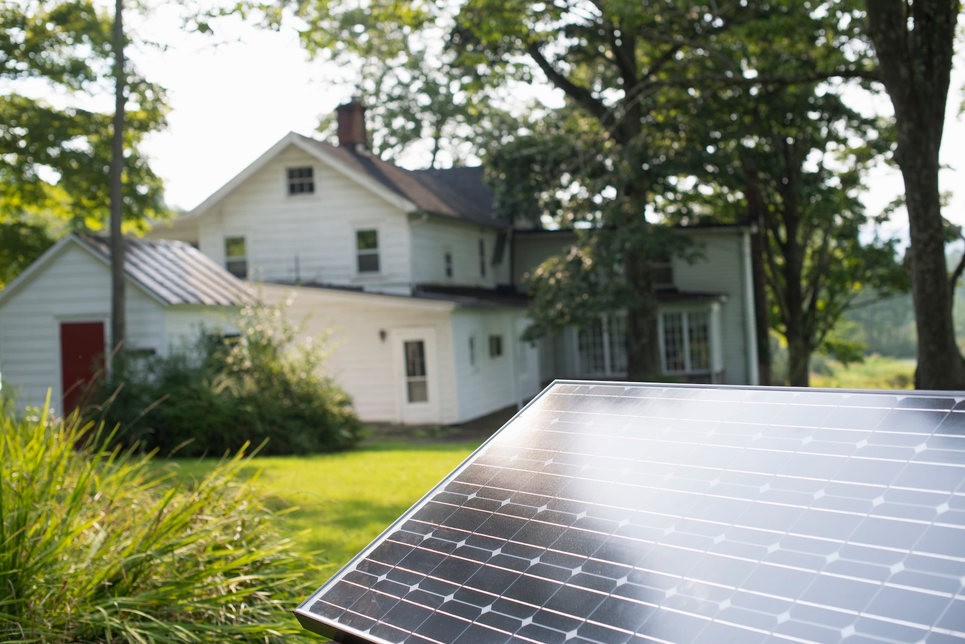 découvrez notre guide complet sur l'assurance panneaux solaires, pour protéger votre investissement face aux risques de dommages et garantir le bon fonctionnement de votre installation photovoltaïque.
