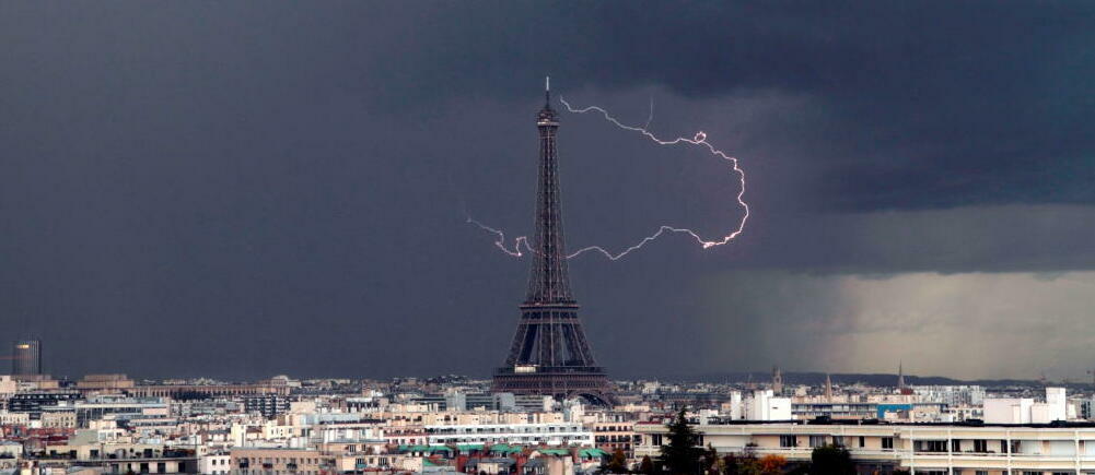 découvrez l'attraction fascinante de la foudre à la maison ! apprenez comment protéger votre domicile des orages tout en explorant les phénomènes électriques qui rendent la foudre si impressionnante. un guide complet pour allier sécurité et émerveillement face à la nature.