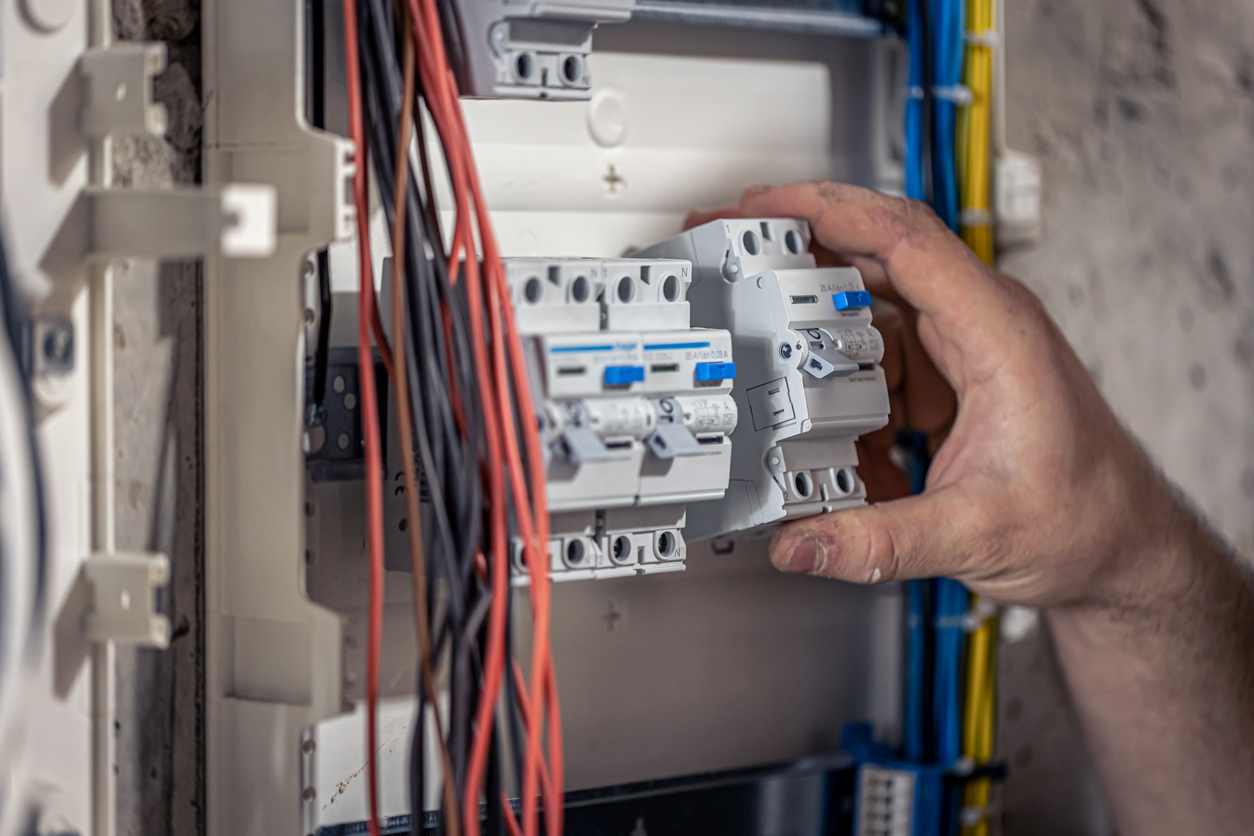 découvrez comment réussir votre auto-rénovation électrique avec des conseils pratiques, des astuces et des étapes claires pour améliorer l'efficacité énergétique de votre maison tout en respectant les normes de sécurité.