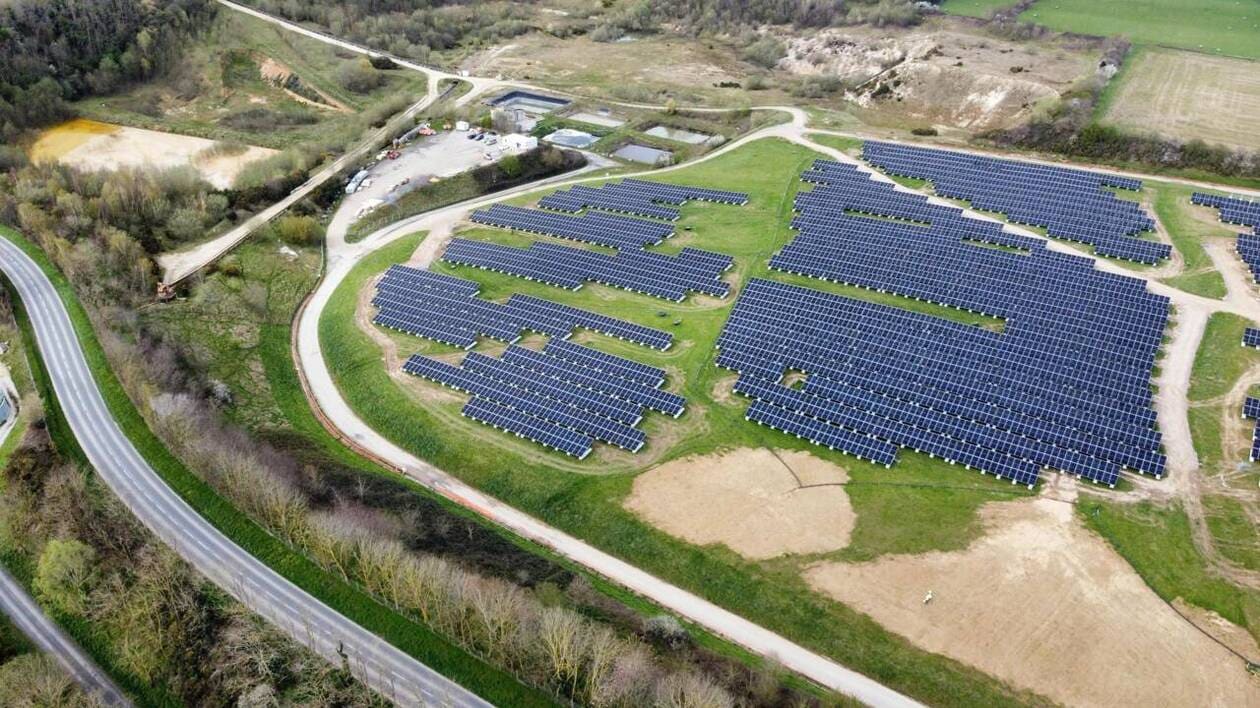 découvrez les solutions de financement solaire adaptées à vos besoins. profitez d'aides et d'options flexibles pour investir dans l'énergie renouvelable, réduire vos factures d'électricité et contribuer à un avenir plus durable. informez-vous sur les subventions, les prêts et les crédits d'impôt disponibles pour rendre votre projet solaire accessible.