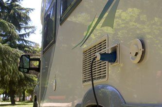 découvrez comment maximiser votre autonomie en camping-car grâce à nos conseils pratiques sur l'alimentation électrique, l'eau, et l'optimisation de l'espace. partez à l'aventure en toute liberté et profitez pleinement de vos escapades en nature!