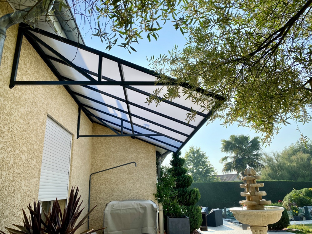 découvrez notre sélection d'auvents de qualité, conçus pour protéger vos espaces extérieurs tout en ajoutant une touche d'élégance. idéals pour les terrasses et jardins, nos auvents allient style et fonctionnalité pour vous offrir confort et ombre pendant vos moments en plein air.