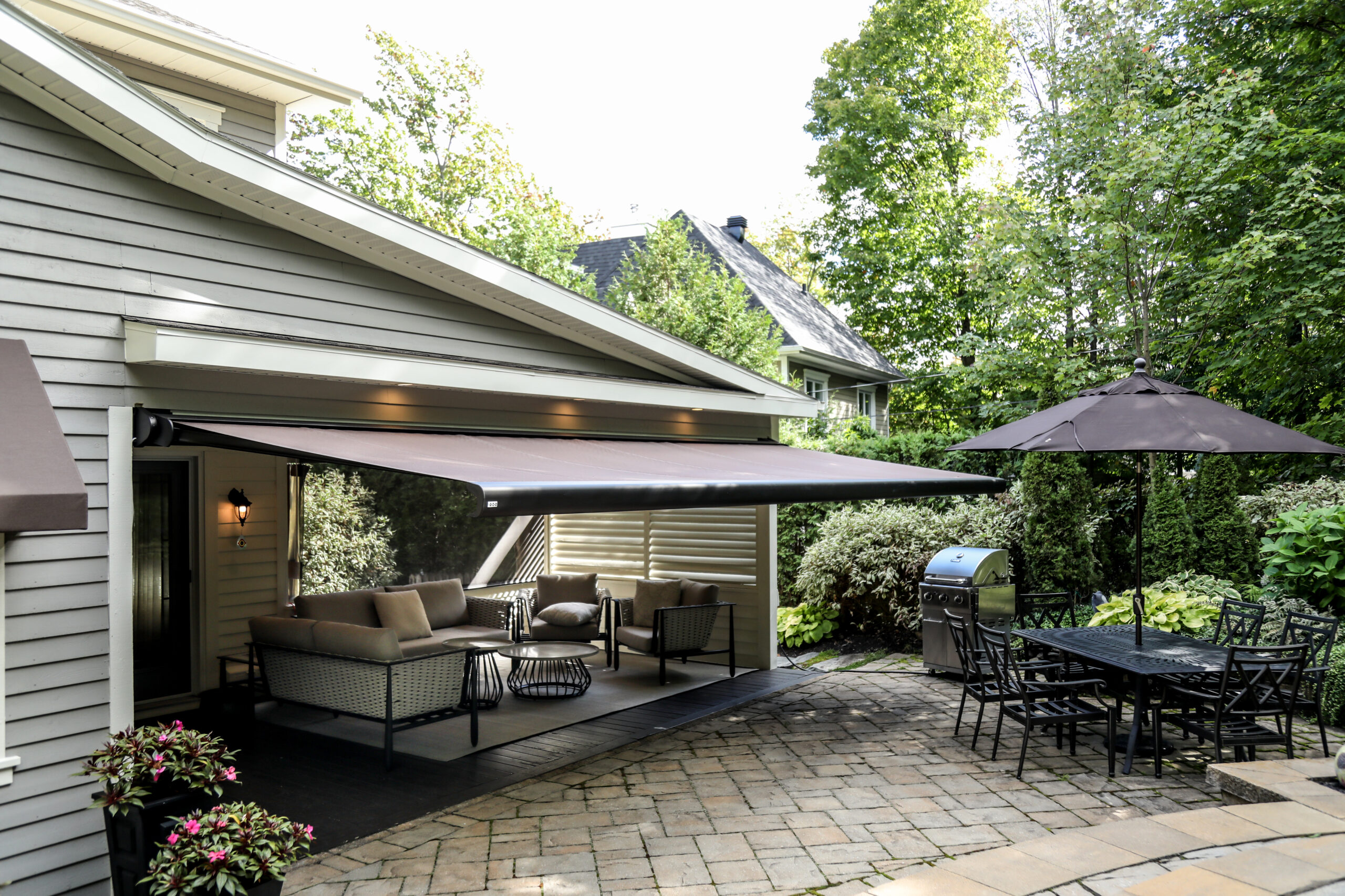 découvrez notre sélection d'auvents, idéaux pour protéger vos espaces extérieurs du soleil et des intempéries. alliant esthétique et fonctionnalité, nos auvents sont conçus pour embellir votre jardin ou terrasse tout en offrant confort et ombre. explorez nos modèles variés et trouvez celui qui répondra parfaitement à vos besoins.