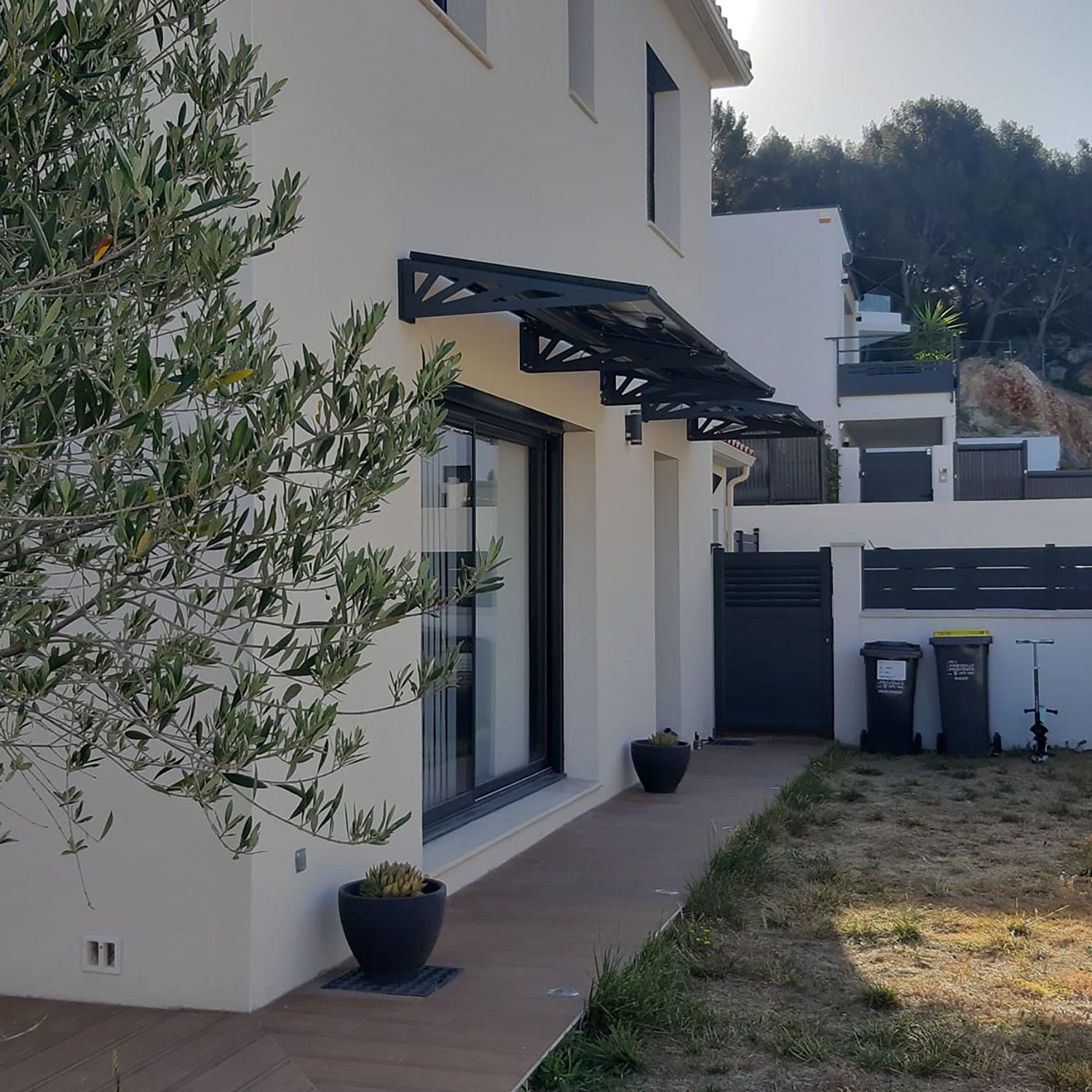 découvrez notre auvent solaire innovant, conçu pour vous protéger des rayons du soleil tout en ajoutant une touche esthétique à votre extérieur. profitez d'une ombre rafraîchissante sur votre terrasse ou balcon tout en réduisant votre consommation d'énergie.