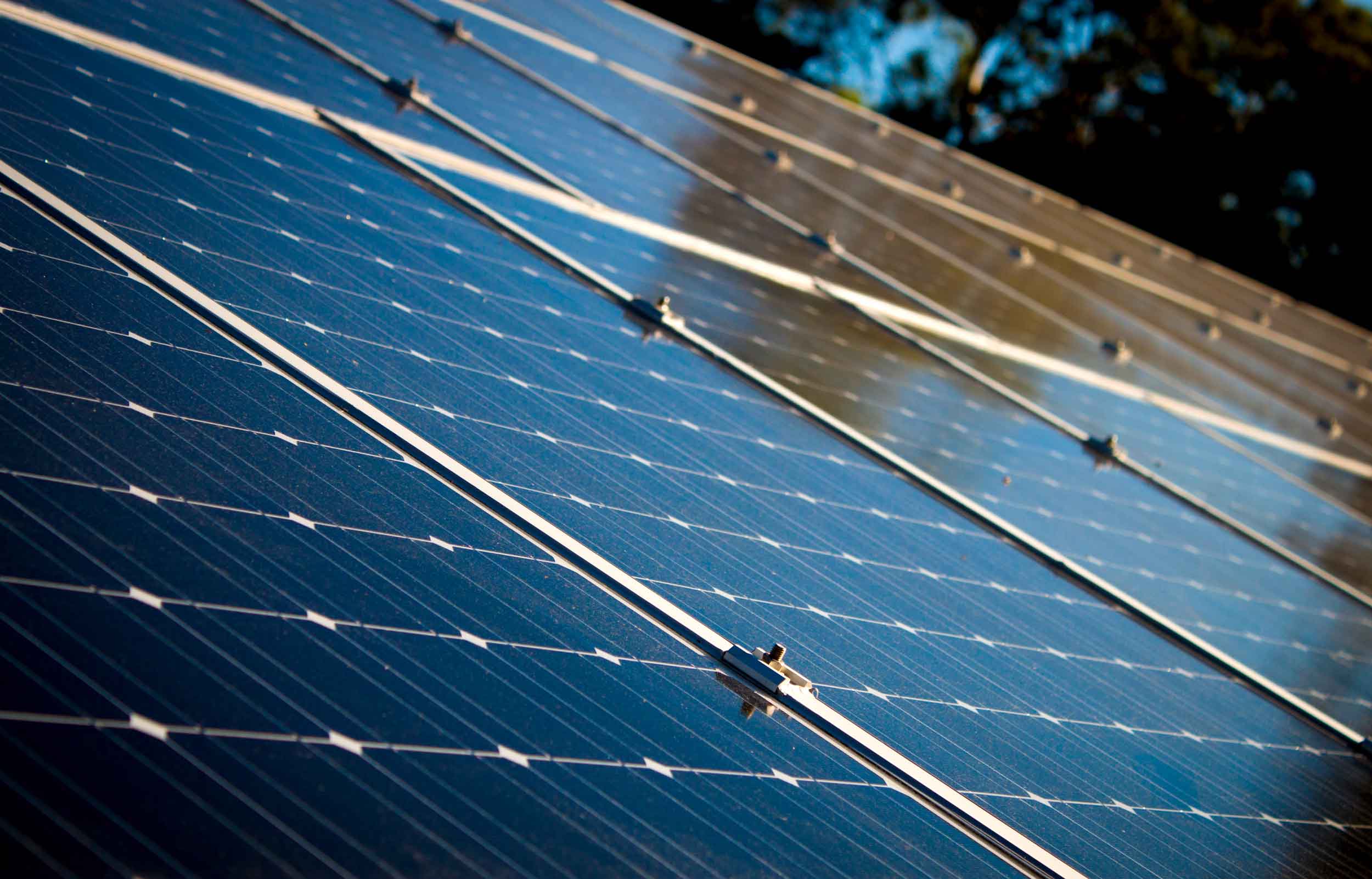 découvrez les avantages économiques des panneaux solaires, une solution durable qui permet de réduire vos factures d'énergie, d'augmenter la valeur de votre propriété et de bénéficier d'aides financières. investissez dans l'énergie solaire et réalisez des économies tout en préservant l'environnement.