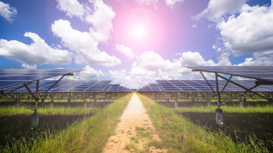 découvrez les principaux avantages des fermes solaires, de la production d'énergie renouvelable à la réduction des coûts d'électricité, en passant par leur impact positif sur l'environnement et l'économie locale.