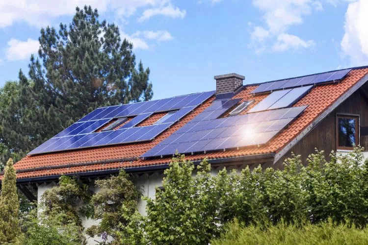 découvrez les multiples avantages des panneaux solaires : économisez sur vos factures d'énergie, protégez l'environnement, et augmentez la valeur de votre propriété grâce à une énergie renouvelable et durable.