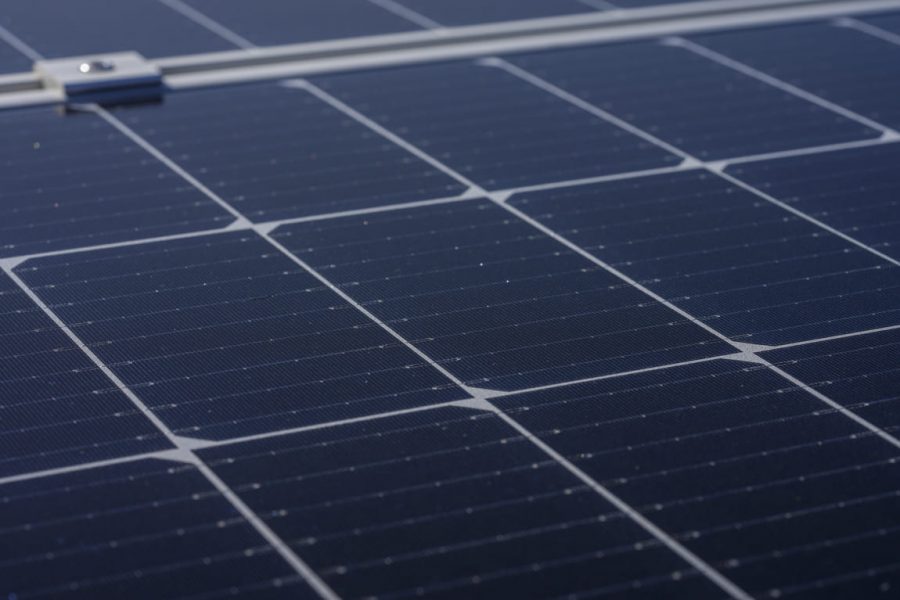 découvrez les principaux avantages du photovoltaïque : une source d'énergie renouvelable, des économies sur vos factures d'électricité, une réduction de votre empreinte carbone et un investissement rentable à long terme.
