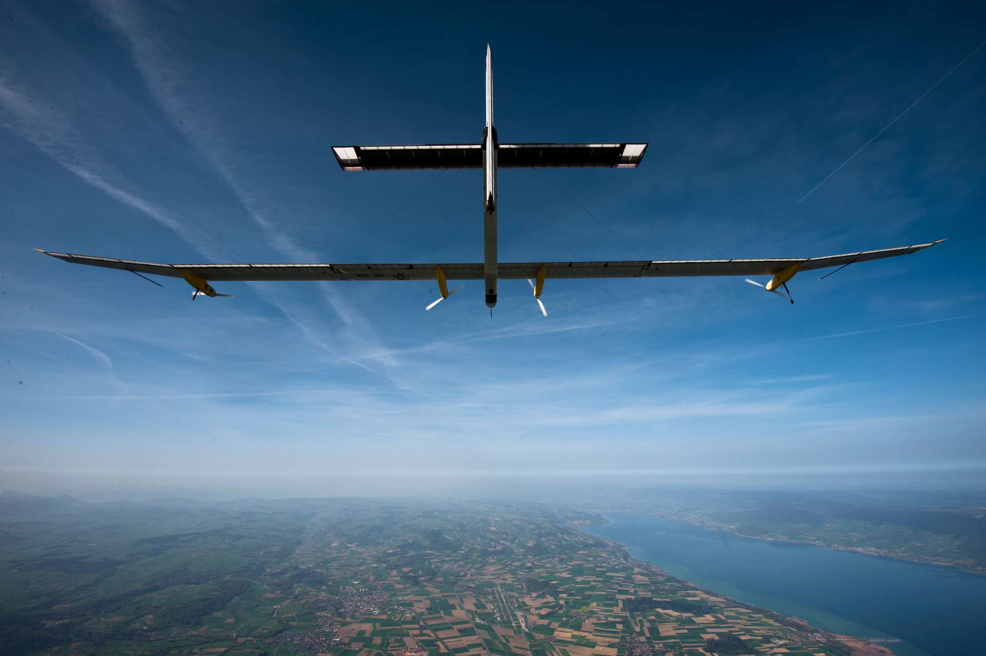découvrez l'avenir du transport aérien avec les avions solaires, une innovation révolutionnaire alliant écologie et technologie. explorez comment ces engins alimentés par l'énergie solaire réduisent l'empreinte carbone et transforment le ciel.