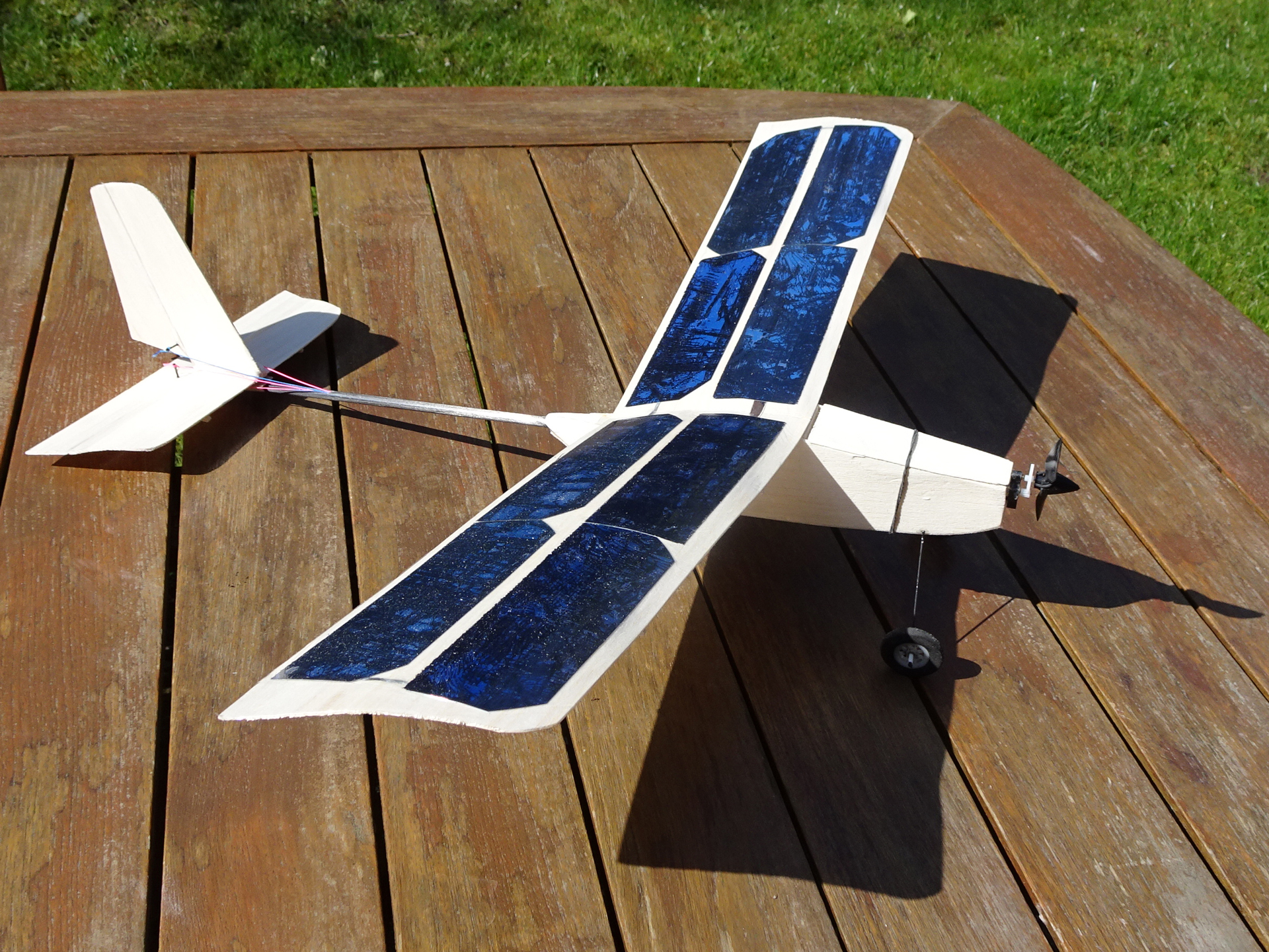 découvrez l'innovation écologique avec l'avion solaire, une avancée révolutionnaire dans l'aviation durable. apprenez comment cette technologie utilise l'énergie du soleil pour réduire l'empreinte carbone et révolutionner les voyages aériens.