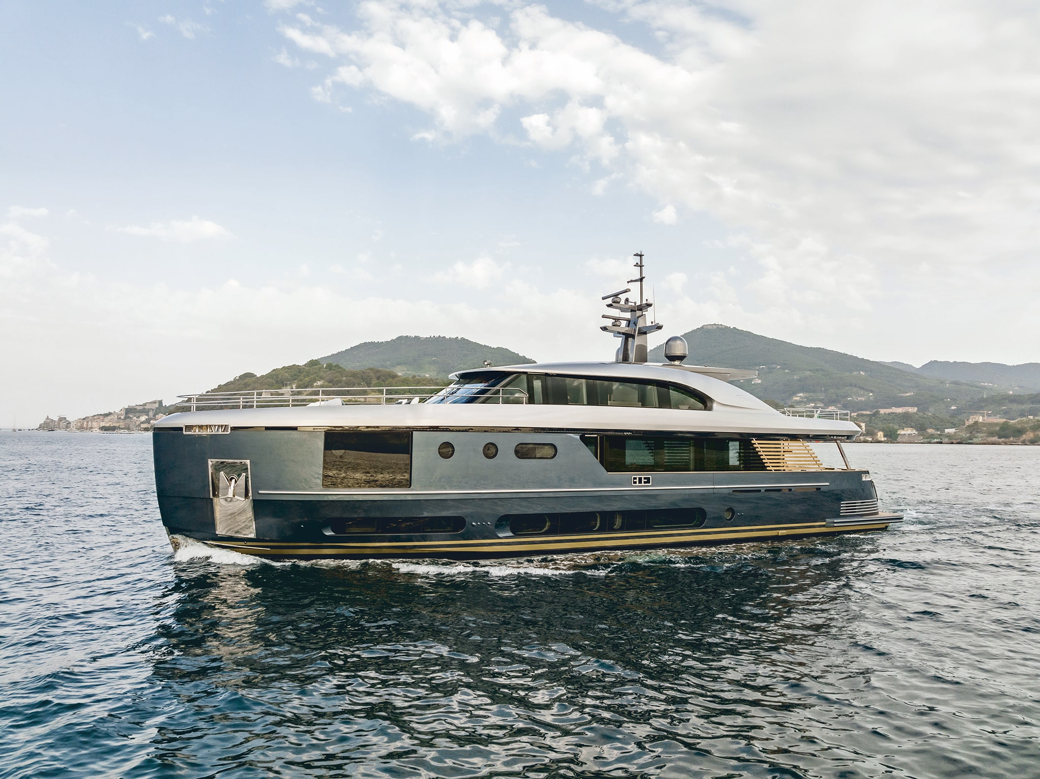 découvrez le monde fascinant de l'azimut, un concept essentiel en navigation et en géographie. apprenez comment mesurer les angles et orienter vos déplacements avec précision, tout en explorant ses applications dans divers domaines comme l'astronomie et l'architecture.