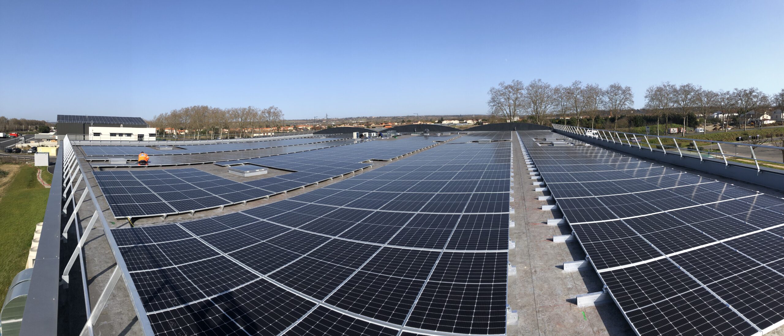 découvrez le bac acier solaire, une solution innovante et durable pour la toiture de votre maison. alliant esthétisme et performance énergétique, le bac acier solaire permet de générer de l'électricité grâce à ses panneaux intégrés, tout en offrant une protection optimale contre les intempéries. optez pour un choix éco-responsable qui valorise votre habitat.