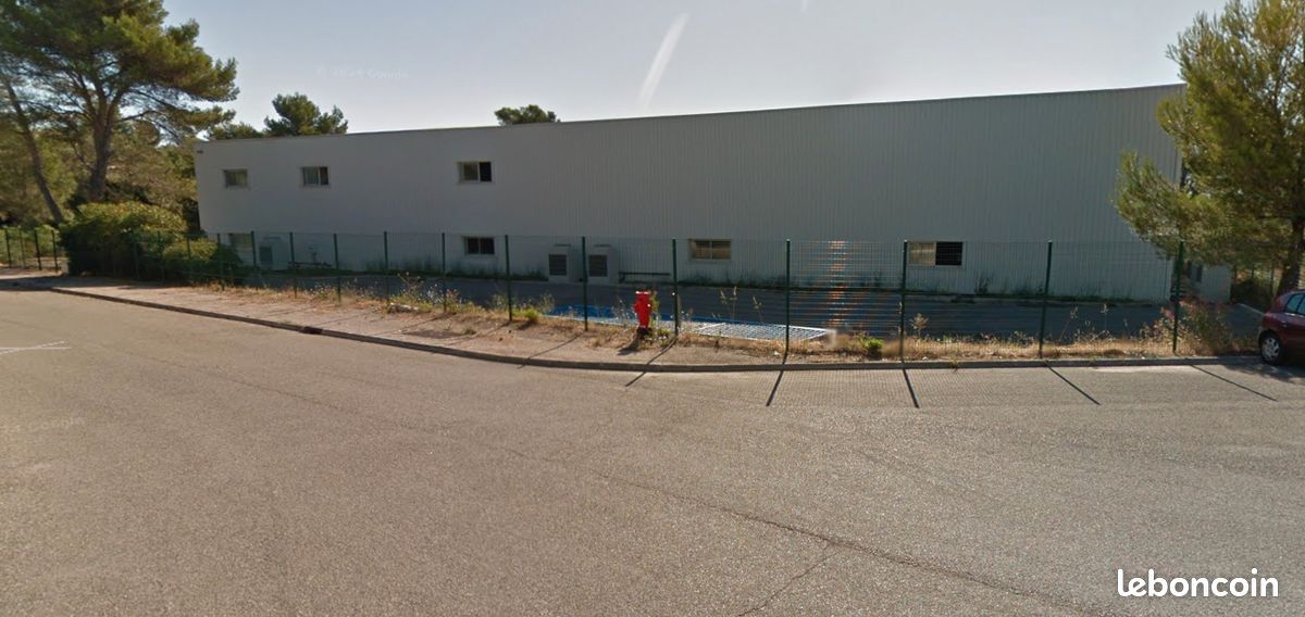 découvrez un spacieux bâtiment de 500m2, idéal pour vos projets commerciaux ou résidentiels. profitez d'un espace optimisé, adaptable à vos besoins spécifiques, dans un emplacement stratégique.