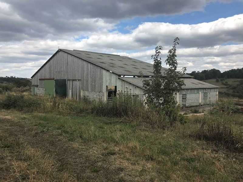 découvrez un bâtiment agricole polyvalent offrant un espace de travail optimisé et un logement confortable. idéal pour les agriculteurs en quête d'une solution pratique alliant production et vie quotidienne.