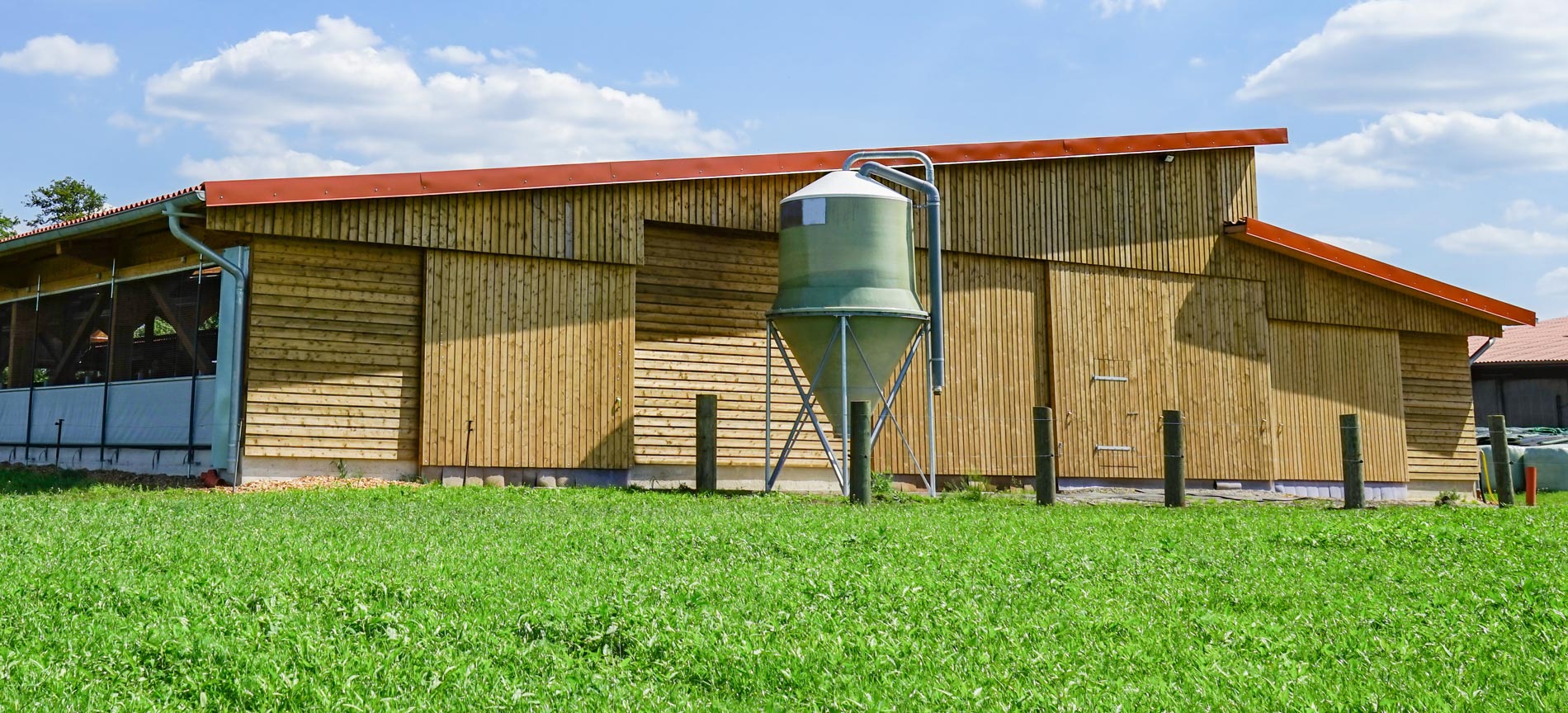 découvrez un bâtiment agricole polyvalent incluant un espace de logement confortable, idéal pour les agriculteurs souhaitant allier vie professionnelle et personnelle. un environnement pratique et fonctionnel au cœur de la nature.