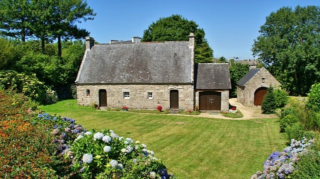 découvrez cette ferme à vendre, un véritable havre de paix offrant un cadre naturel exceptionnel. profitez d'espaces vastes, d'un environnement idyllique et d'innombrables possibilités d'aménagement. idéale pour les passionnés d'agriculture, d'élevage ou ceux en quête de tranquillité, cette propriété représente une opportunité à ne pas manquer.