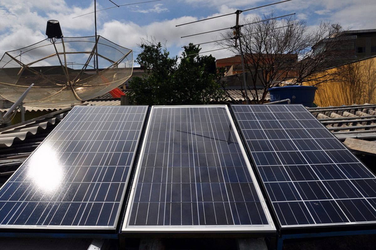 découvrez comment le bâtiment éco-héros intègre des panneaux solaires pour réduire son empreinte carbone, optimiser la consommation d'énergie et promouvoir un mode de vie durable. un exemple inspirant pour un avenir plus vert.