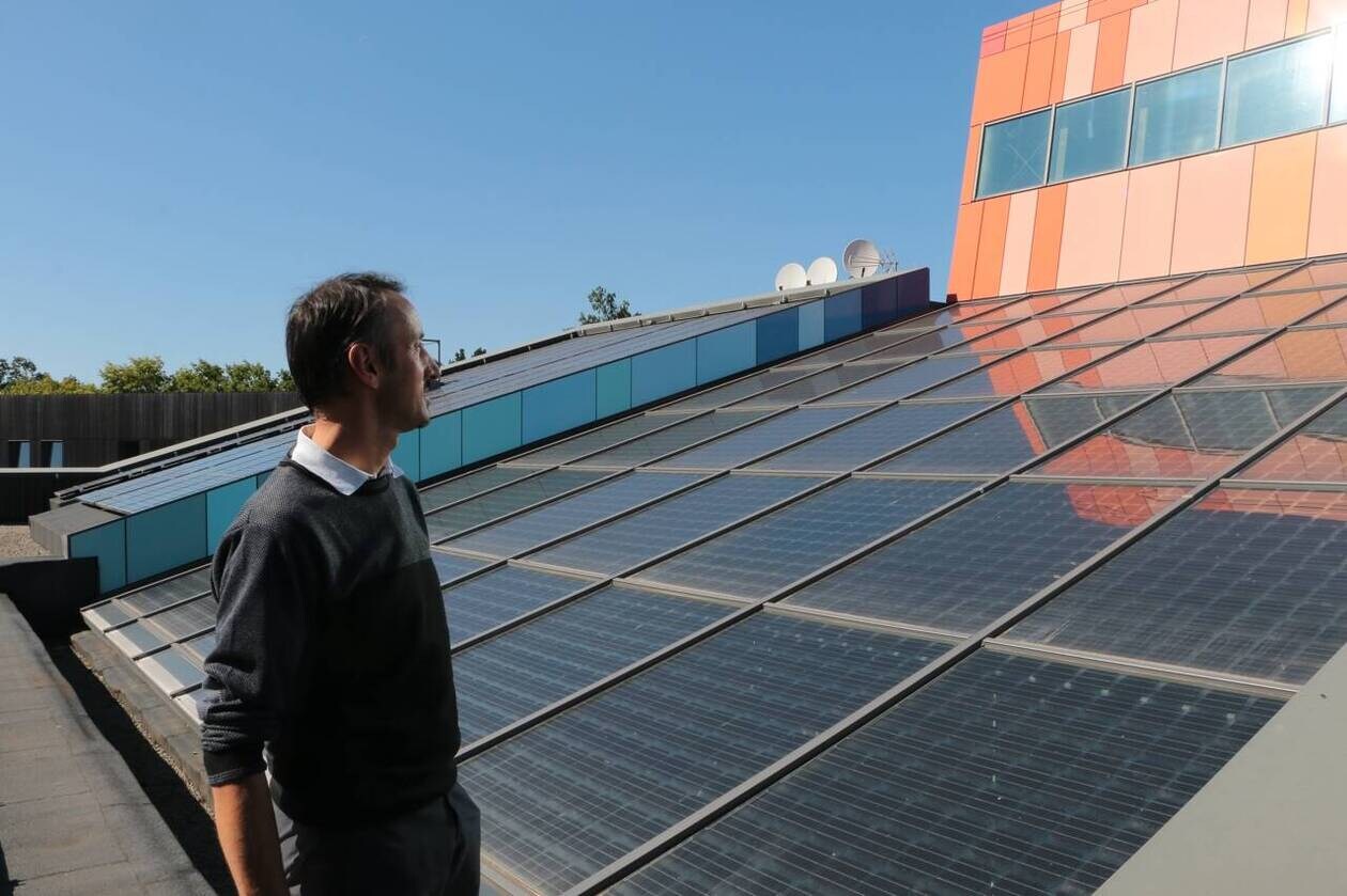 découvrez comment le bâtiment éco-héros révolutionne l'architecture durable avec des panneaux solaires innovants. engagez-vous pour un futur écologique tout en profitant d'une construction moderne et respectueuse de l'environnement.