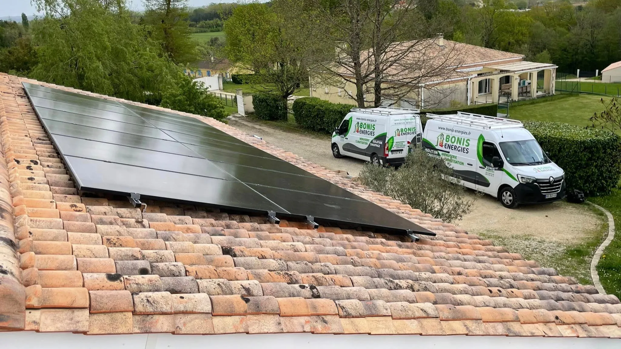 découvrez comment les bâtiments éco-héros, équipés de panneaux solaires, transforment notre approche de l'architecture durable et de l'énergie renouvelable. engagez-vous pour un avenir écologique en alliant confort et respect de l'environnement.