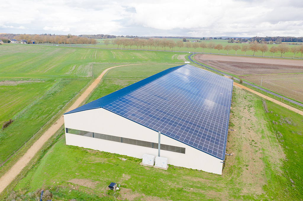 découvrez notre bâtiment équestre photovoltaïque, alliant performance énergétique et bien-être animal. profitez d'une construction innovante qui intègre des panneaux solaires pour une gestion durable tout en offrant un espace confortablement conçu pour vos chevaux.