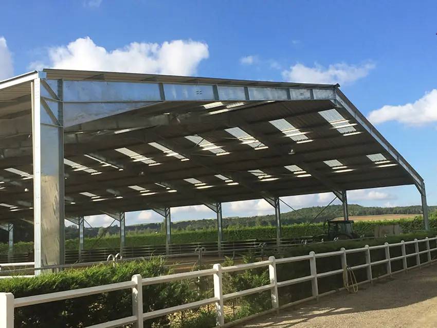 découvrez notre bâtiment équestre photovoltaïque, conçu pour allier performance et durabilité. profitez d'un espace idéal pour vos chevaux tout en réduisant votre empreinte carbone grâce à une installation solaire efficace. améliorez le bien-être de vos animaux tout en faisant un geste pour l'environnement.