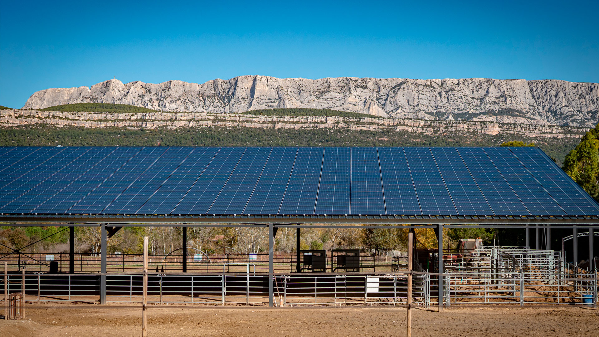 découvrez notre bâtiment équestre photovoltaïque, une solution innovante et écologique alliant confort pour vos chevaux et production d'énergie renouvelable. optimisez votre exploitation équestre tout en respectant l'environnement grâce à notre conception durable et performante.