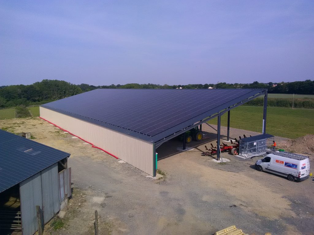 découvrez comment le bâtiment solaire transforme l'architecture moderne en alliant esthétisme et écologie. profitez d'une construction durable qui utilise l'énergie solaire pour réduire votre empreinte carbone et optimiser vos coûts énergétiques. explorez les avantages et innovations des bâtiments solaires.