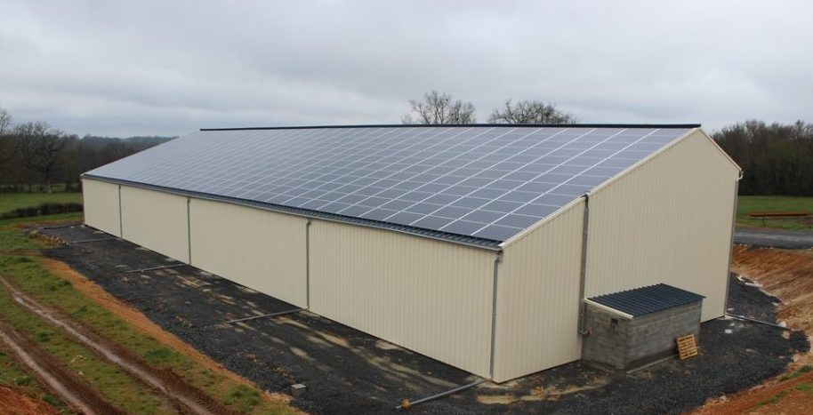 découvrez les avantages des bâtiments solaires : des constructions durables et éco-responsables qui utilisent l'énergie solaire pour réduire votre empreinte carbone tout en offrant un confort optimal. apprenez comment intégrer des technologies innovantes pour maximiser l'efficacité énergétique de votre construction.