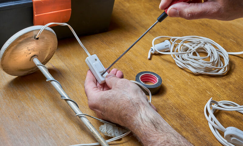 découvrez comment brancher vos lampes à une arrivée électrique en toute sécurité. suivez nos conseils pratiques et astuces pour un éclairage optimal dans votre intérieur.