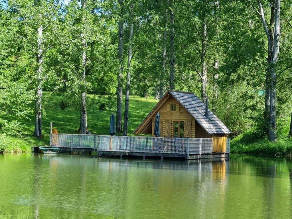découvrez notre cabane énergétique, un espace innovant et écologique dédié à votre bien-être. profitez d'une immersion dans la nature tout en bénéficiant de techniques de recharge énergétique pour revitaliser votre corps et votre esprit.