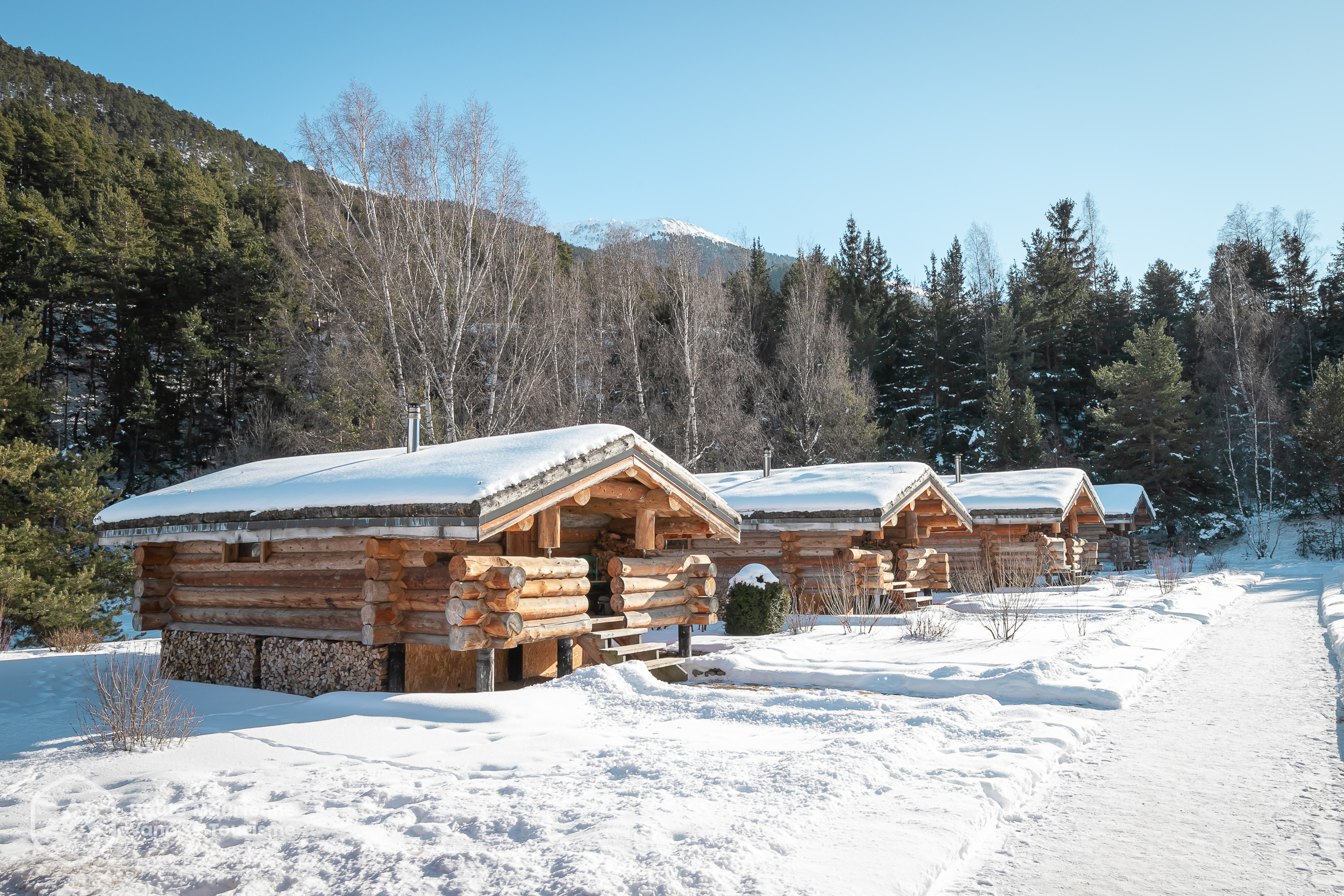 découvrez notre cabane en montagne, un refuge idéal pour les amoureux de la nature. profitez d'un séjour apaisant au cœur des paysages alpins, avec des activités en plein air, des vues imprenables et tout le confort nécessaire pour vous ressourcer.