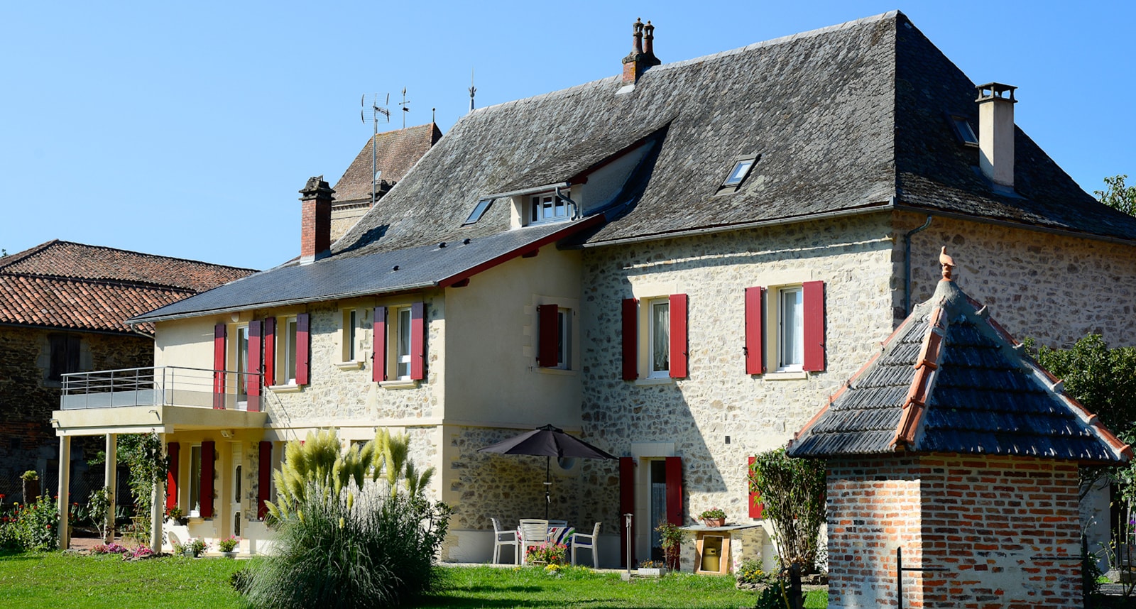 découvrez les avantages d'une toiture à 4 pans, parfaite pour allier esthétisme et fonctionnalité. apprenez comment ce type de toiture peut améliorer l'évacuation des eaux pluviales et augmenter l'espace habitable sous le toit. idéal pour les maisons classiques et contemporaines, la toiture 4 pans apporte une touche unique à votre habitation.