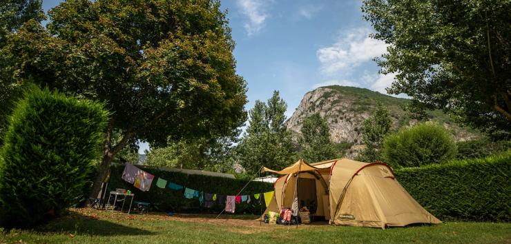 découvrez le plaisir du camping au cœur de la nature ! profitez d'un séjour inoubliable en pleine air, avec des activités de plein air, des paysages à couper le souffle et des moments de détente en famille ou entre amis. réveillez vos sens et reconnectez-vous avec la nature grâce à notre guide complet sur le camping.
