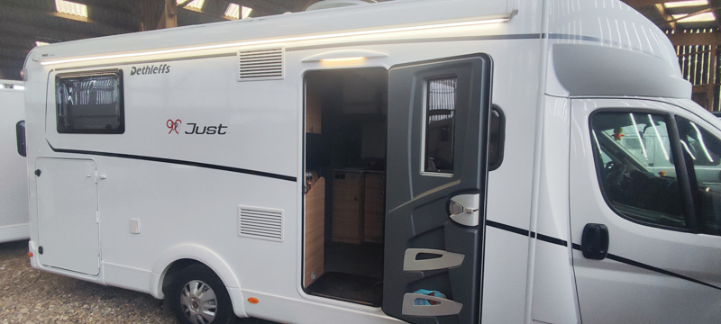 découvrez le camping-car puissant idéal pour vos aventures sur la route. profitez d'une expérience de conduite exceptionnelle avec un moteur performant, un confort optimal et des équipements modernes pour explorer la nature et les paysages époustouflants. partez à l'aventure en toute liberté !