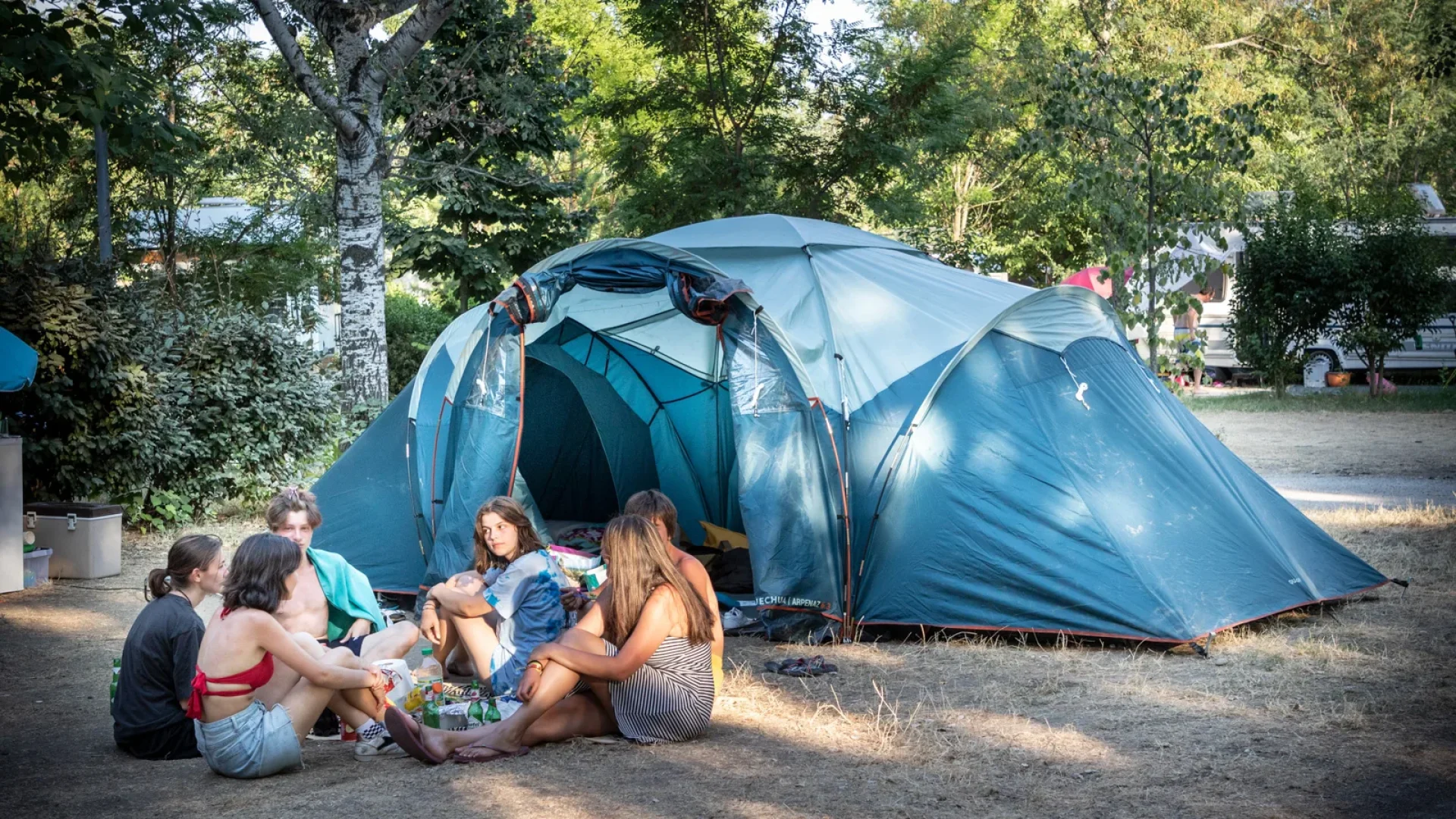 découvrez l'évasion en pleine nature avec notre guide complet sur le camping. choisissez parmi les meilleurs emplacements, apprenez des conseils pour une expérience agréable et partagez des moments inoubliables en famille ou entre amis dans les magnifiques paysages français.