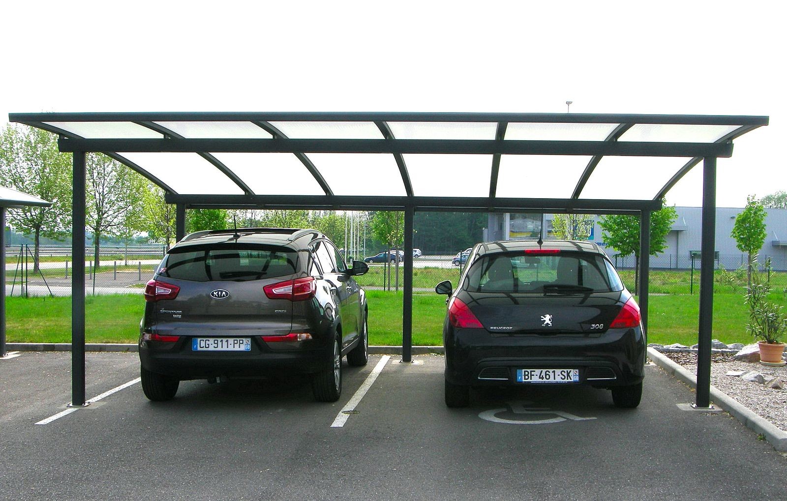découvrez notre carport pour 2 voitures, alliant esthétisme et fonctionnalité. protégez vos véhicules des intempéries tout en ajoutant une touche moderne à votre extérieur.