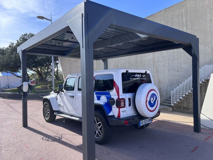 découvrez notre carport solaire avec recharge, une solution innovante alliant protection de votre véhicule et énergie renouvelable. profitez d'une structure élégante et fonctionnelle, tout en réduisant votre impact environnemental grâce à un système de recharge intégré pour vos véhicules électriques. faites le choix de la durabilité et modernisez votre espace extérieur.