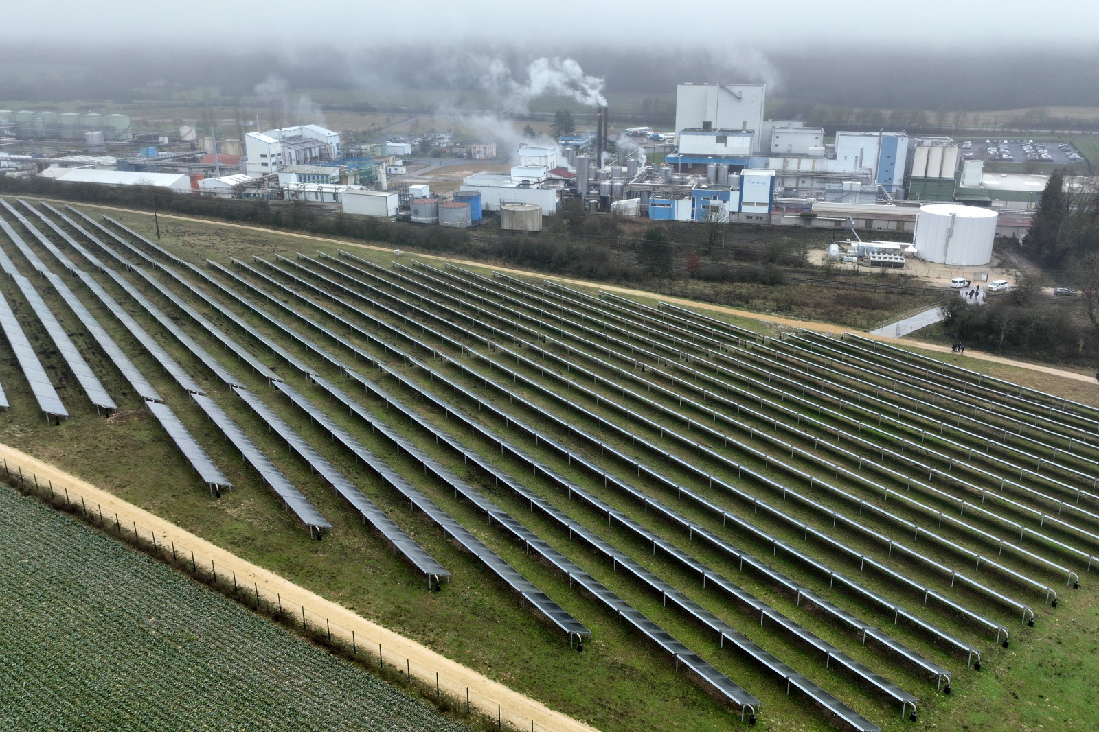 découvrez le fonctionnement des centrales solaires thermiques, une solution innovante et écologique pour produire de l'énergie. apprenez comment elles transforment la chaleur du soleil en électricité, contribuant à un avenir énergétique durable.