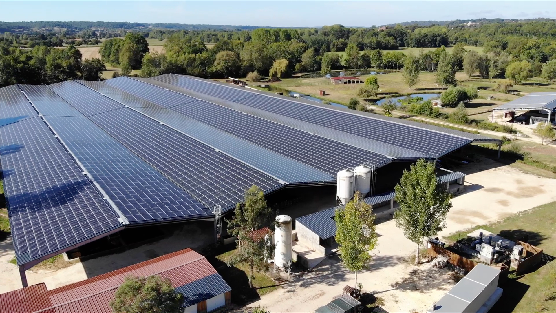 découvrez les avantages d'une serre solaire, un espace idéal pour cultiver vos plantes tout au long de l'année tout en optimisant l'utilisation de l'énergie solaire. apprenez à concevoir et entretenir votre serre pour favoriser la croissance de vos jardins potagers et floraux.