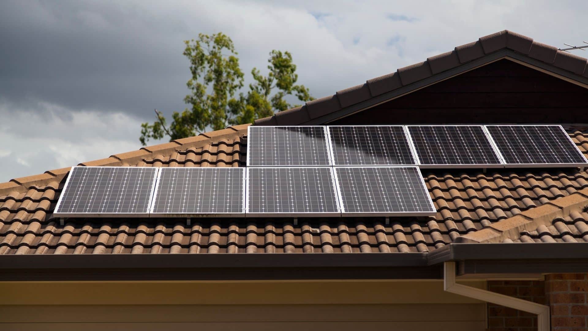 découvrez tout ce qu'il faut savoir sur la surface des panneaux solaires : comment elle influence l'efficacité énergétique, les différents types de panneaux disponibles sur le marché, et les conseils pour optimiser votre installation solaire.