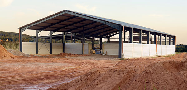 découvrez comment construire un hangar métallique adapté à vos besoins, en suivant nos conseils pratiques sur le choix des matériaux, la planification et les techniques de construction pour garantir durabilité et fonctionnalité.