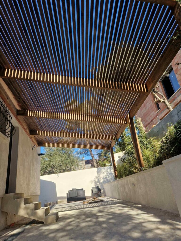 découvrez notre abri soleil en bois, alliant élégance et robustesse pour profiter de votre espace extérieur en toute sérénité. idéal pour se protéger des rayons du soleil tout en ajoutant une touche naturelle à votre jardin.