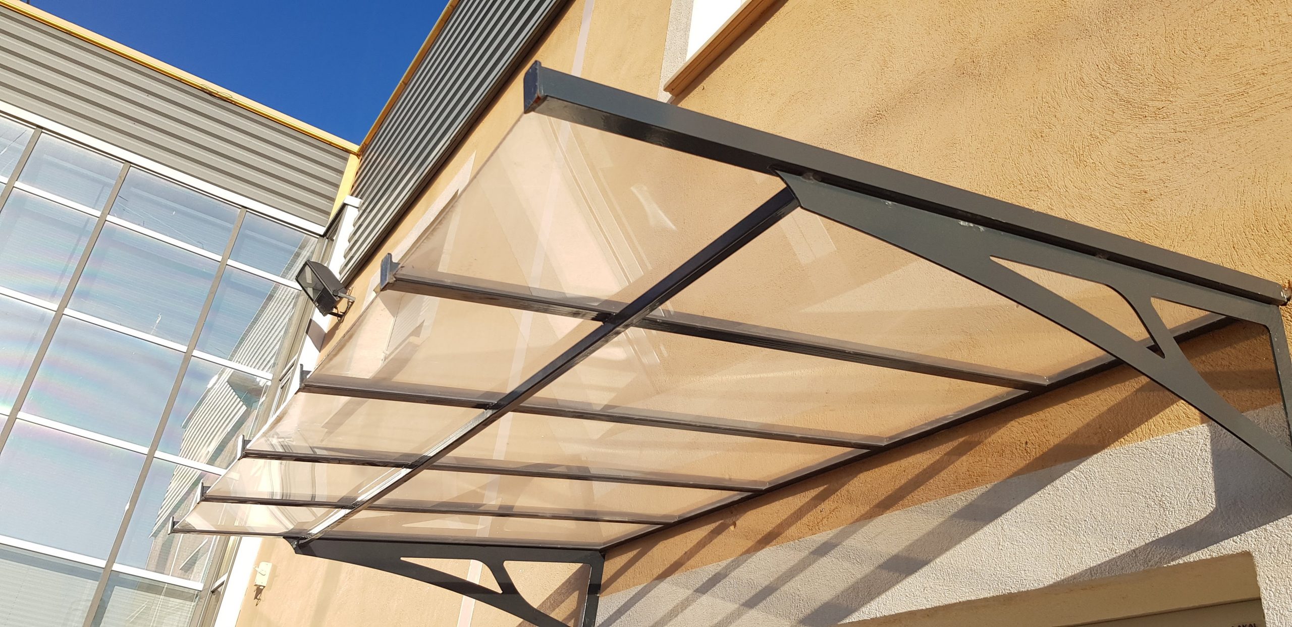 découvrez comment fixer efficacement du polycarbonate sur des structures en fer grâce à nos conseils et techniques. assurez une installation durable et sécurisée pour vos projets de construction et de bricolage.