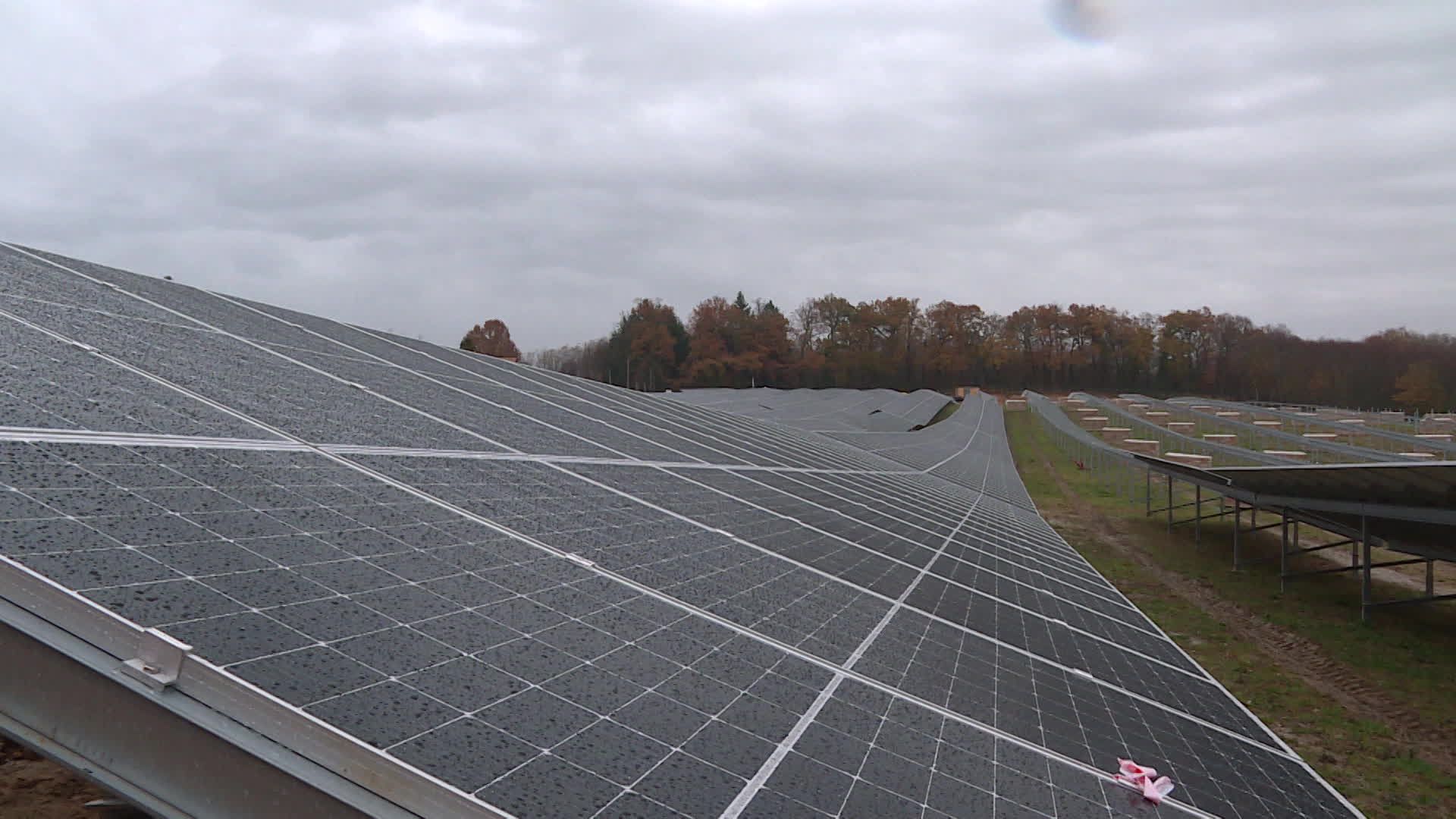 découvrez les enjeux des conflits liés aux panneaux solaires, entre l'essor des énergies renouvelables et les impacts environnementaux, économiques et sociaux. analysez les débats autour de leur installation et apprenez comment concilier développement durable et préservation des territoires.