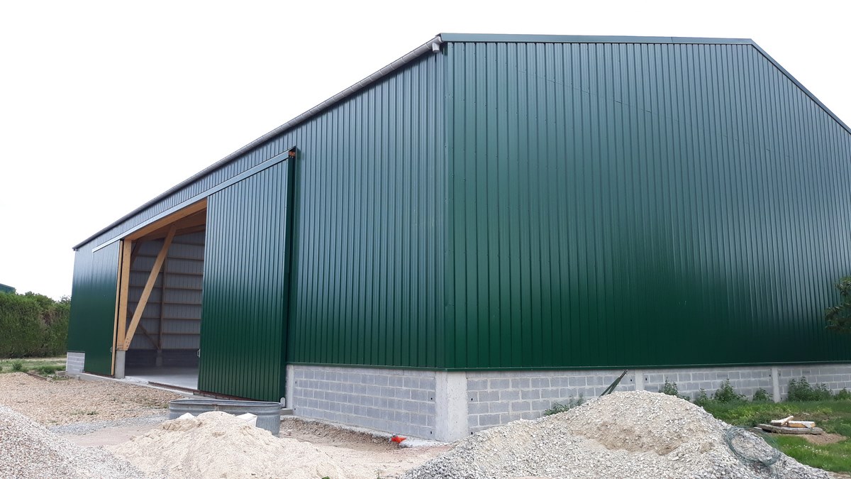 découvrez nos services de construction de hangars sur mesure, conçus pour répondre à vos besoins spécifiques. que ce soit pour le stockage, l'agriculture ou l'industrie, nous vous offrons des solutions robustes et durables.