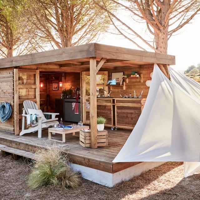 découvrez notre abri soleil en bois, l'élément idéal pour profiter pleinement de votre jardin. conçu avec des matériaux de qualité, cet abri vous offre une protection élégante contre les rayons du soleil tout en ajoutant une touche nature à votre espace extérieur.